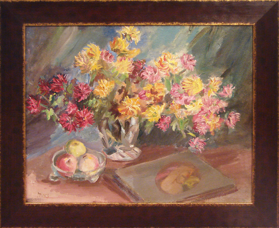 Krüsanteemid ja õunad laual