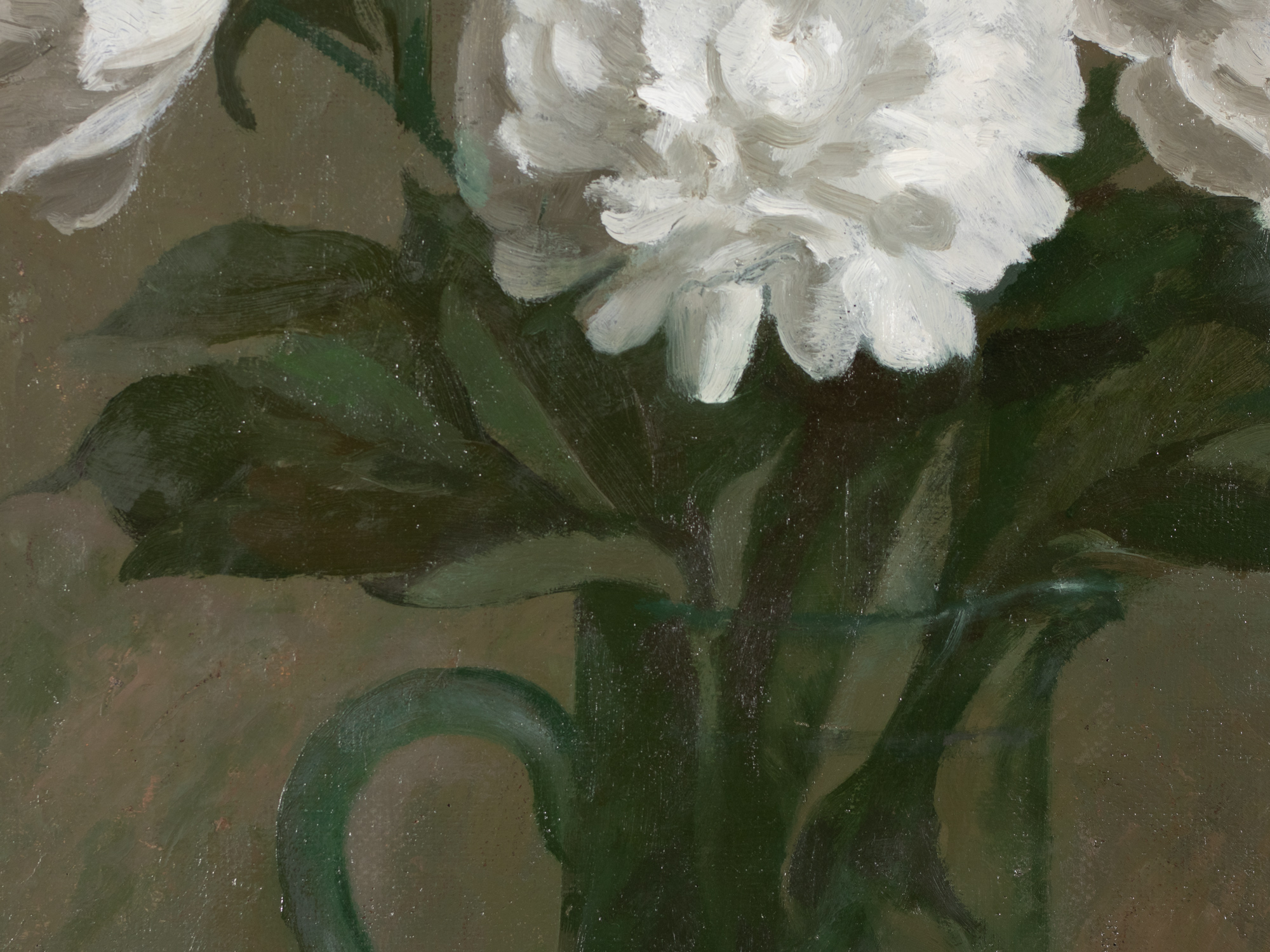 Valged pojengid sinises vaasis