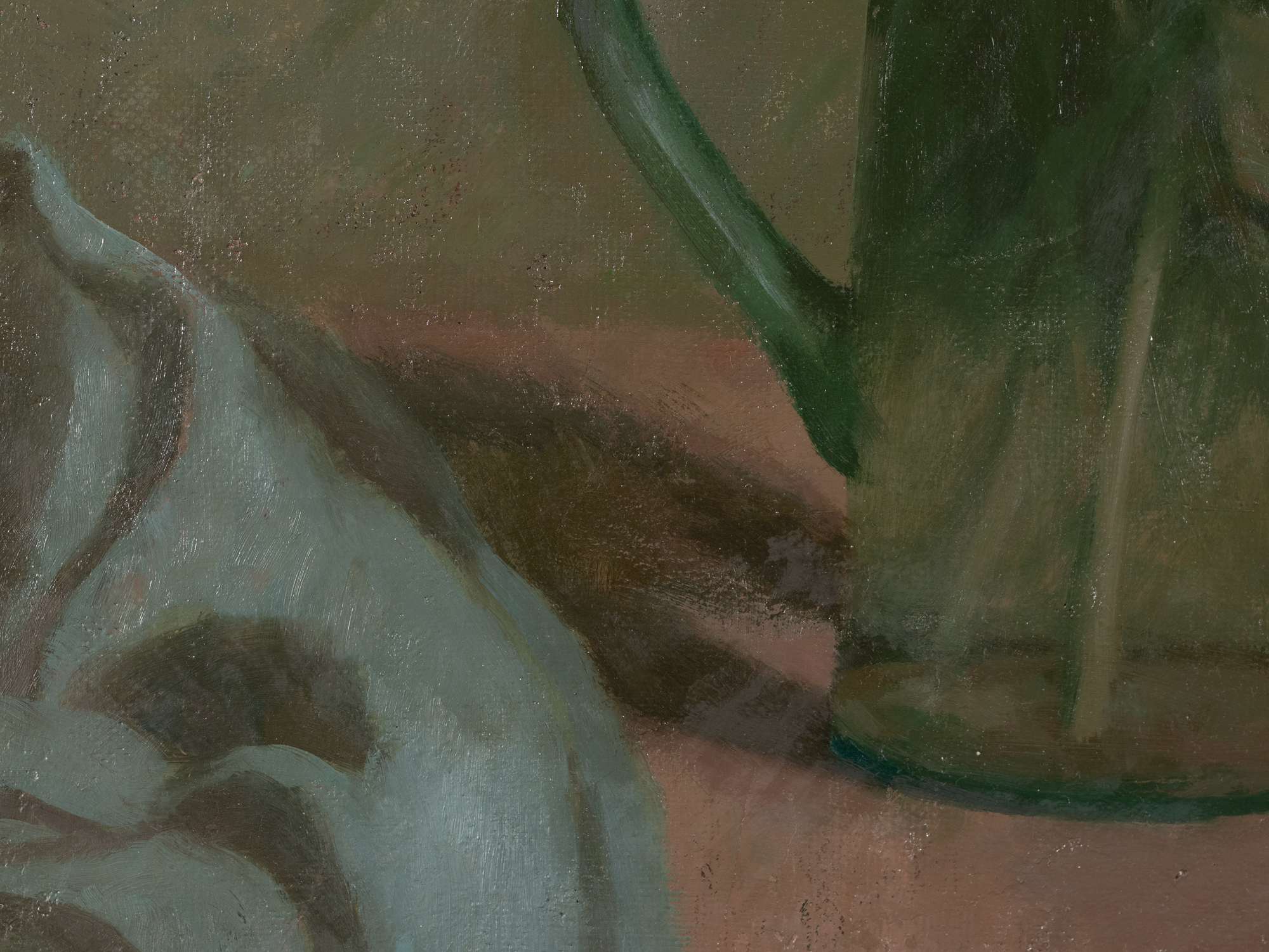 Valged pojengid sinises vaasis