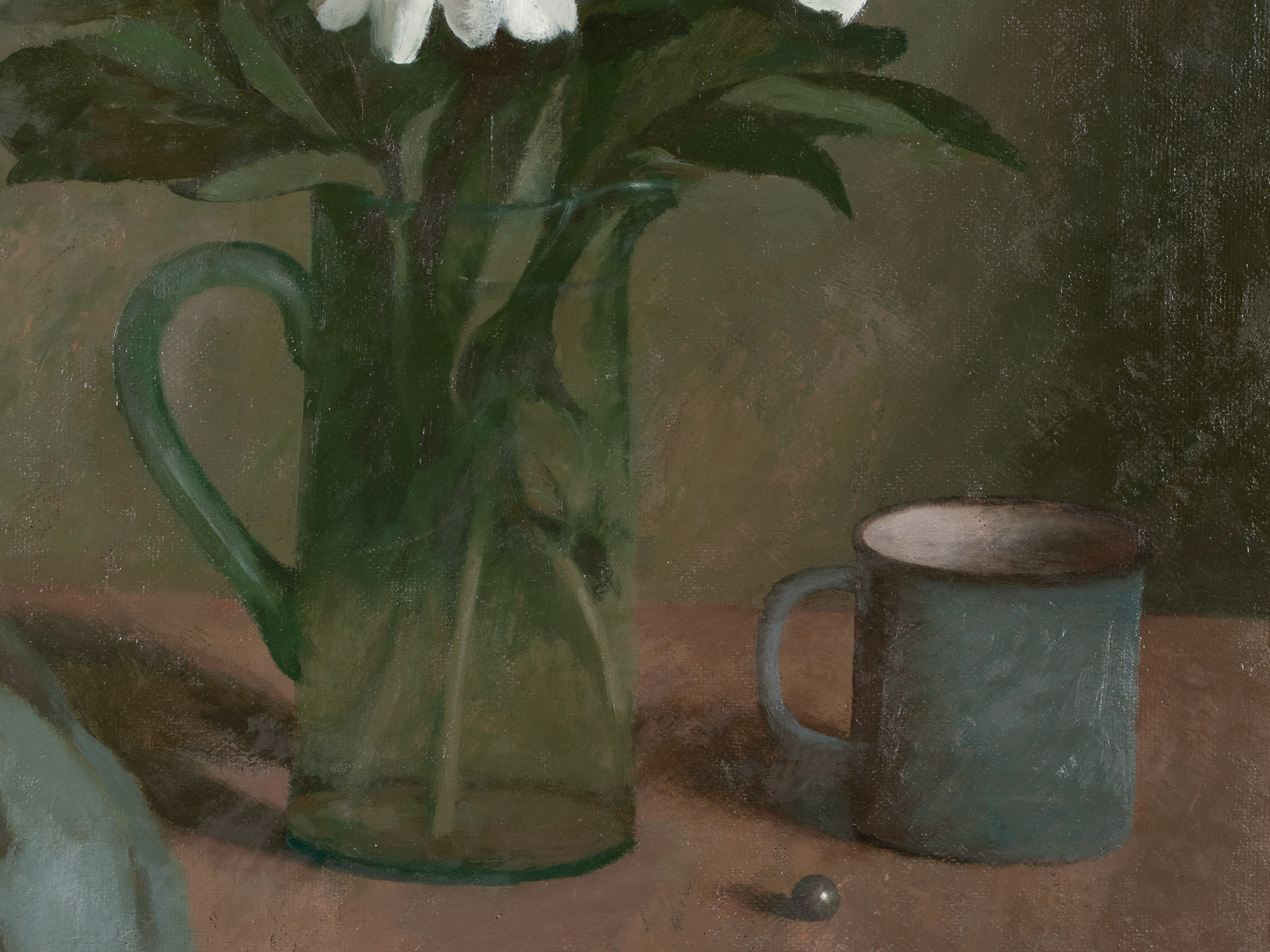 Valged pojengid sinises vaasis