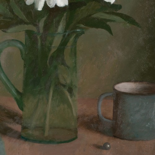 Valged pojengid sinises vaasis