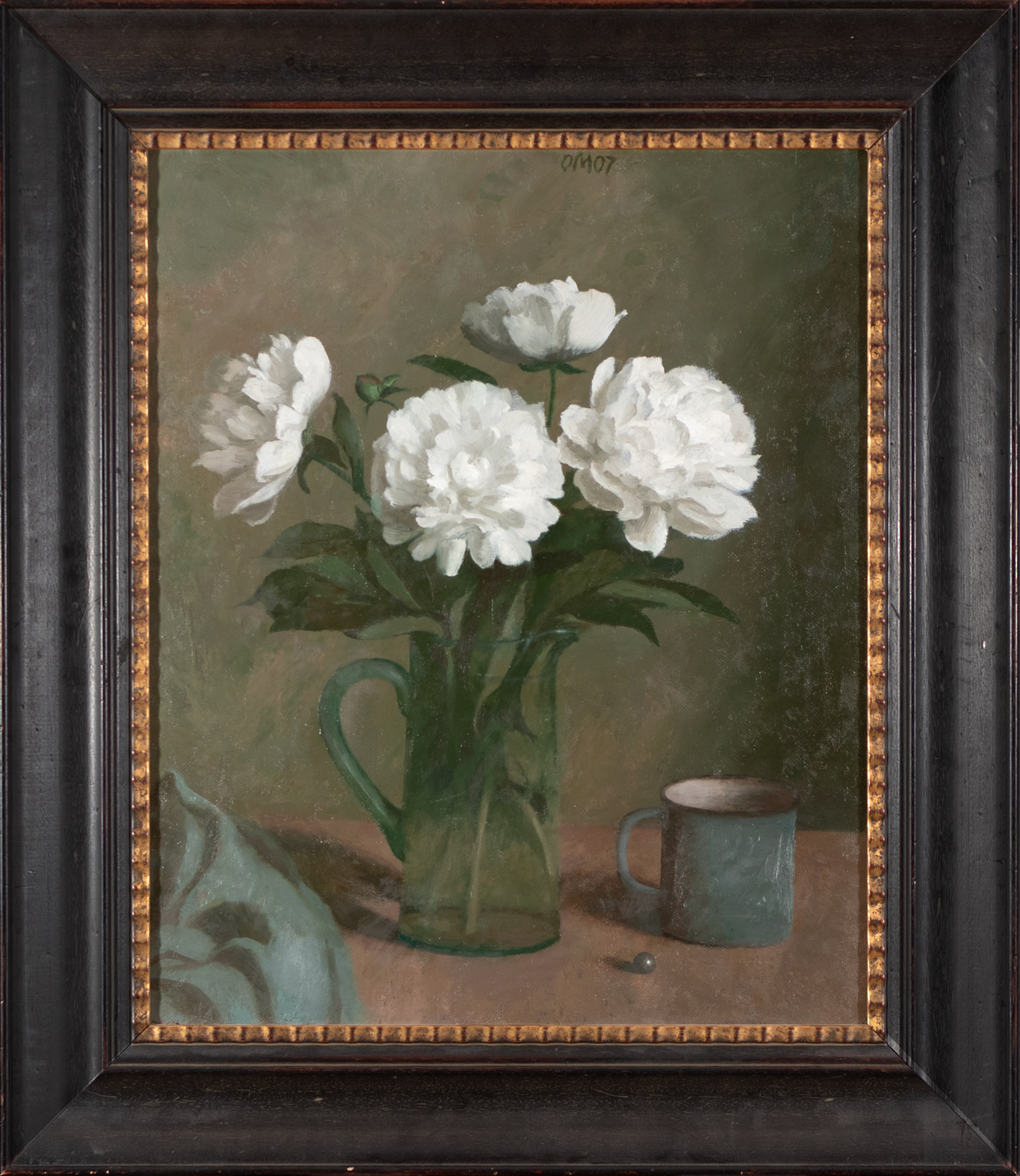 Valged pojengid sinises vaasis