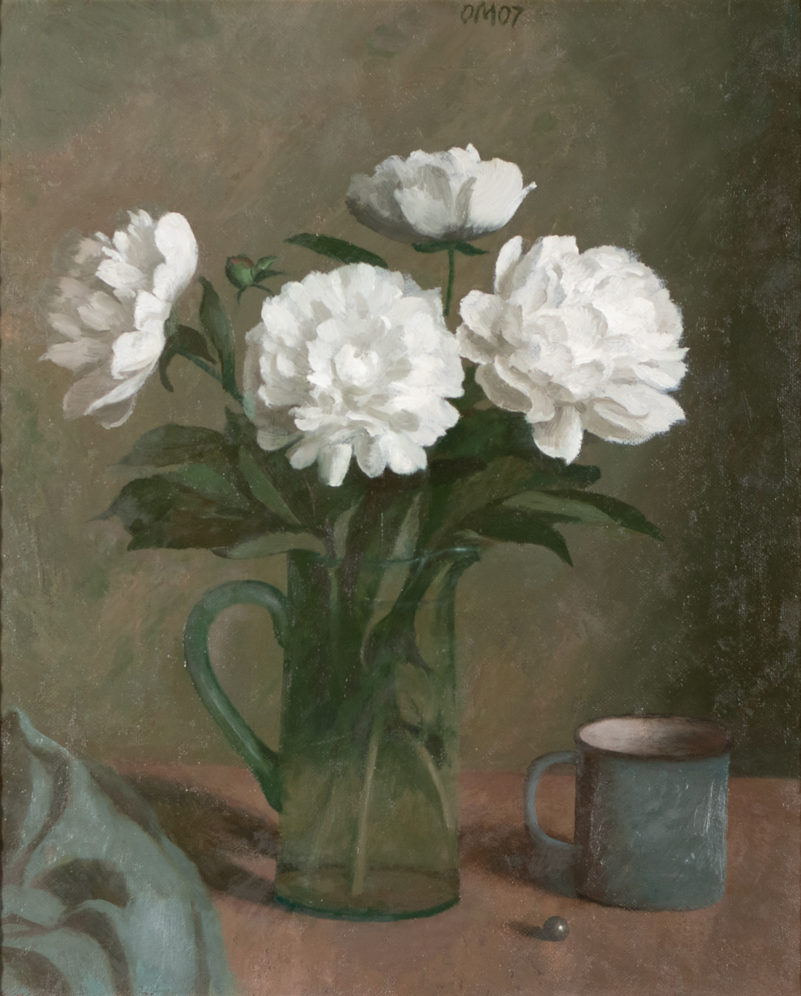 Valged pojengid sinises vaasis