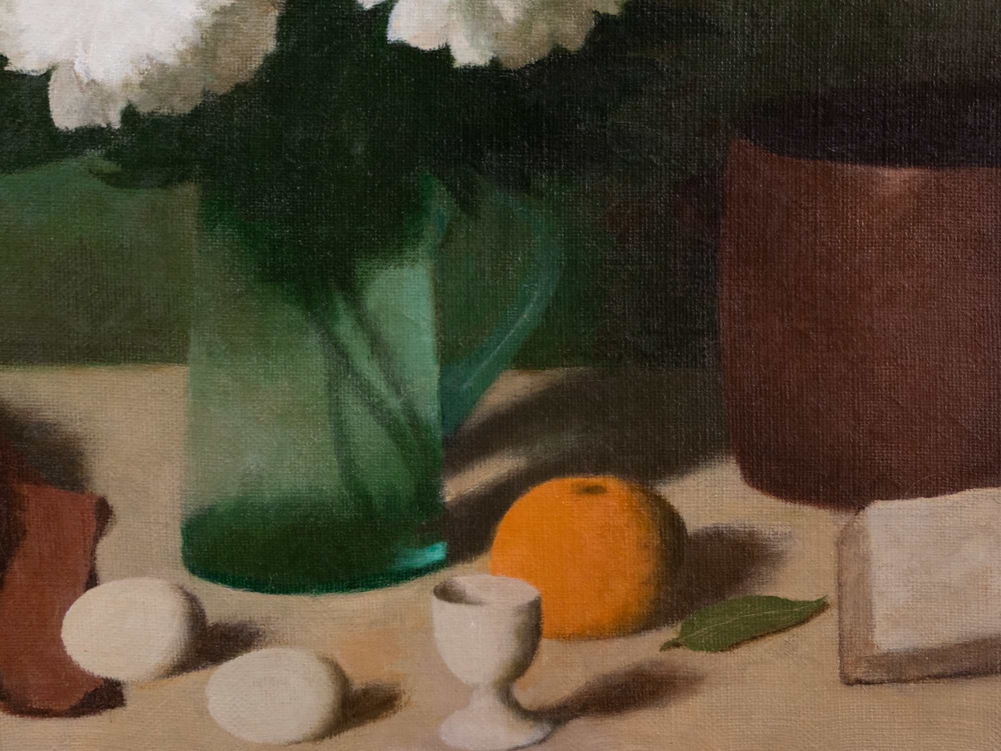 Valged pojengid kahe muna ja kahe greibiga