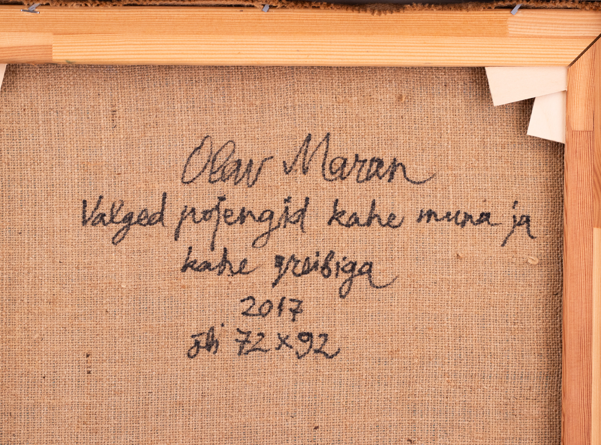 Valged pojengid kahe muna ja kahe greibiga