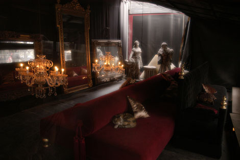 Peegli sees ja väljas III / In and Out of Mirrors III